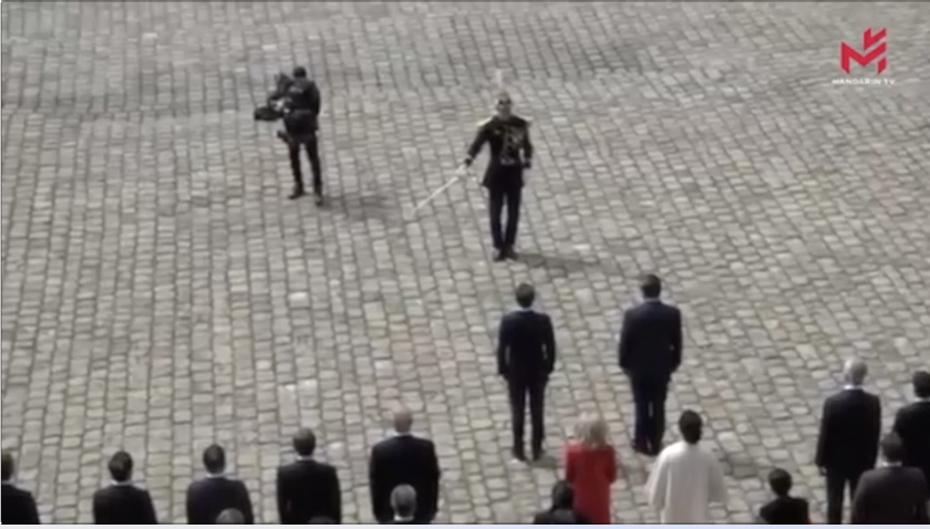 欧洲卫视现场报道 法国总统马克龙在荣军院广场为到访的中国国家主席习近平夫妇举行盛大的欢迎仪式
